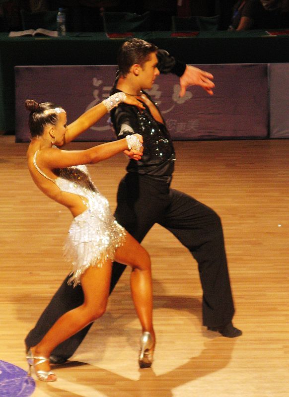 拉丁舞手位运用技巧